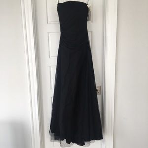 Classic strapless Vera Wang gown, NWT